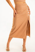 Falda midi de fit recto, cintura alta con pretina, cierre frontal con botones en contraste y detalle de abertura.