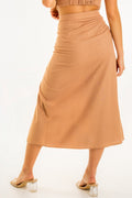 Falda midi de fit recto, cintura alta con pretina, cierre frontal con botones en contraste y detalle de abertura.