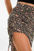 Falda midi estampado floral de pretina elástica, fit ajustado y jareta lateral ajustable con abertura.