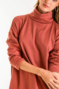 Jersey de fit oversized, cuello alto con doblez, aberturas laterales y manga larga con doblez en puño.