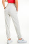 Pantalón jogger con pretina y bajo elásticos, bolsillos delanteros y jareta ajustable en cintura.