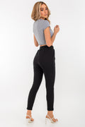 Pantalón jogger con pretina elástica, doblez en bajo, bolsillos delanteros y jareta ajustable en cintura.
