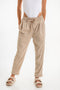 Pantalón jogger de cintura media con pretina elástica y jareta ajustable, fit recto, pinzas y bolsillos delanteros. Detalle de doblez en bajo.