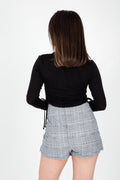 Top de fit ajustado, cuello redondo, manga larga y jaretas laterales ajustables.