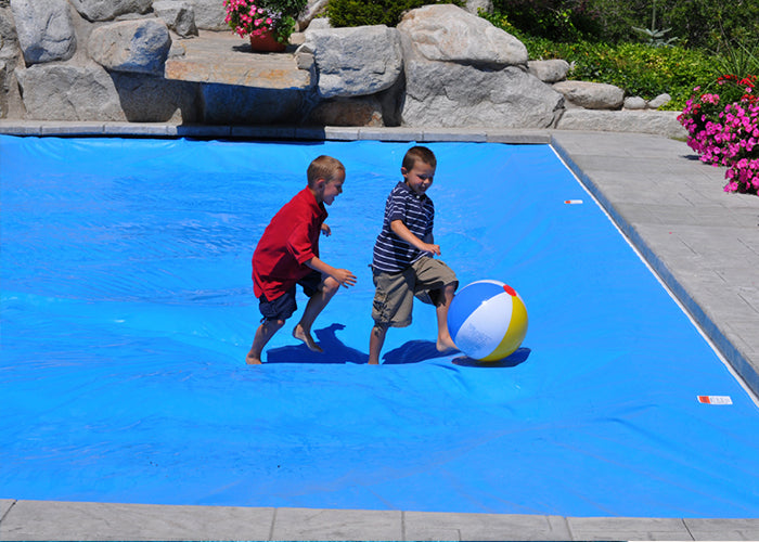 A biztonsági medence takaró elsősorban a gyermekek védelmét szolgálja.