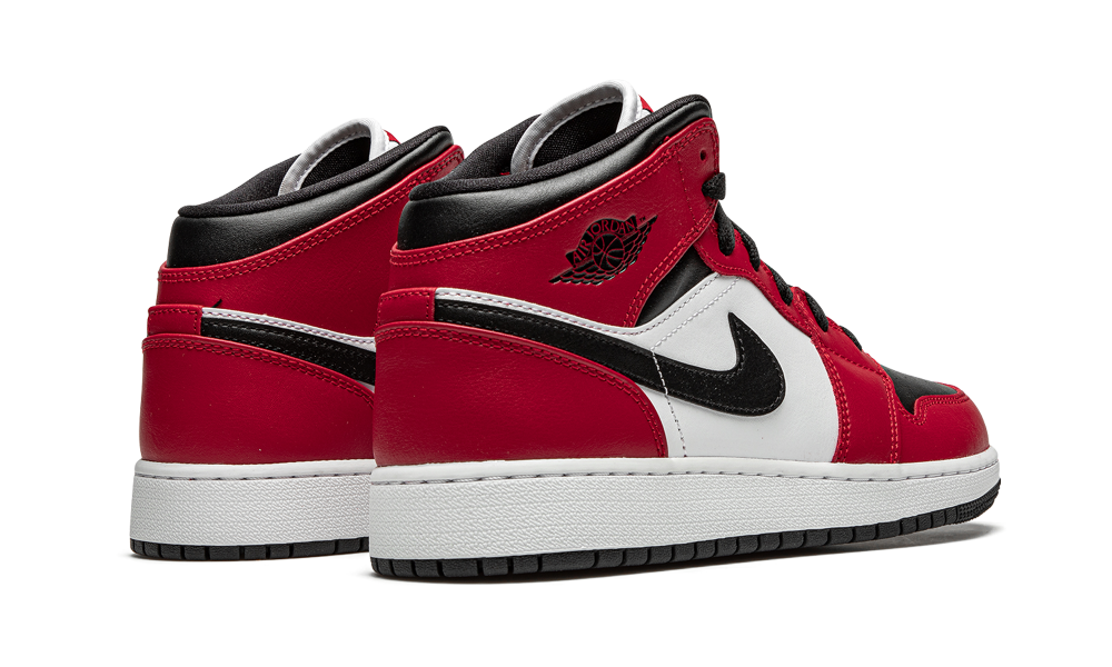 chicago jordan 1 mid black toe