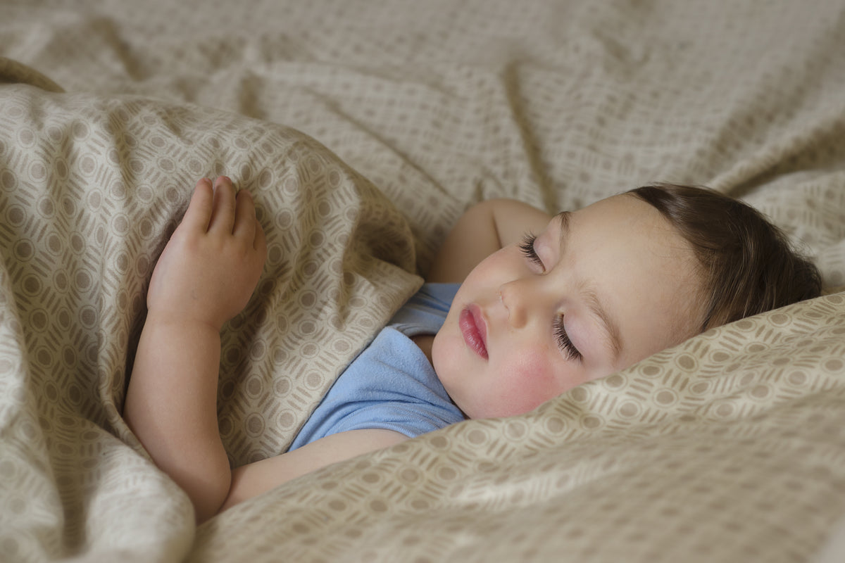 Ребенок под одеяльцем спит