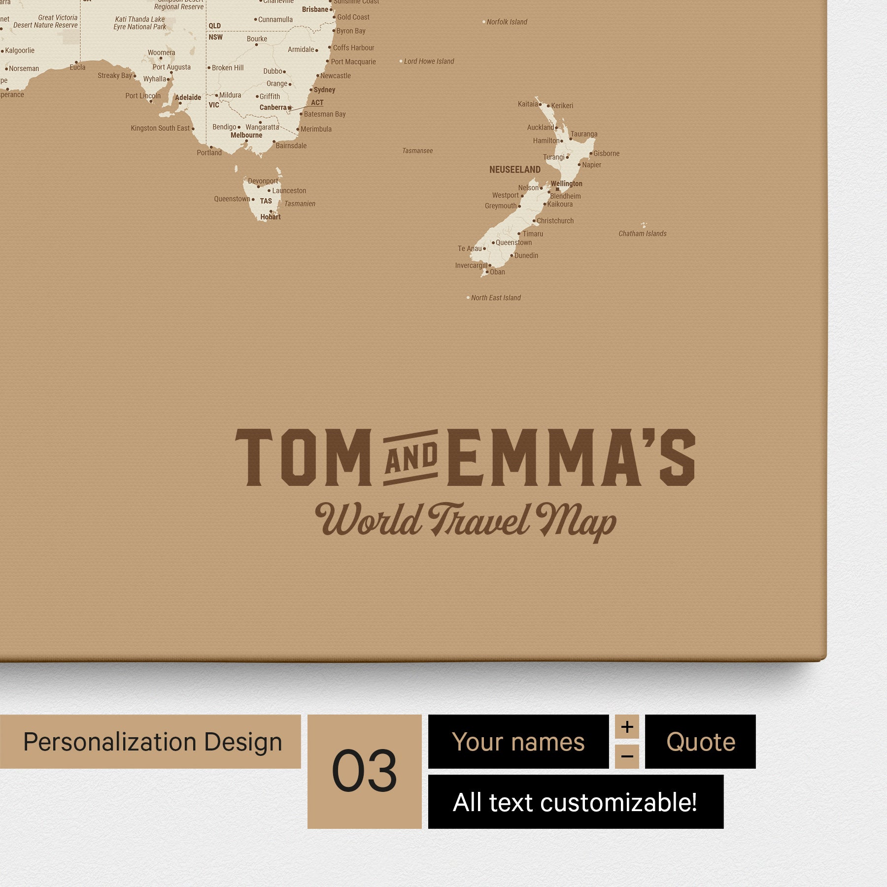 Personalisierung einer Weltkarte Pinnwand in Treasure Gold mit einem Logo im Vintage-Look, bei dem die Namen und die Unterzeile „World Travel Map“ geändert werden kann