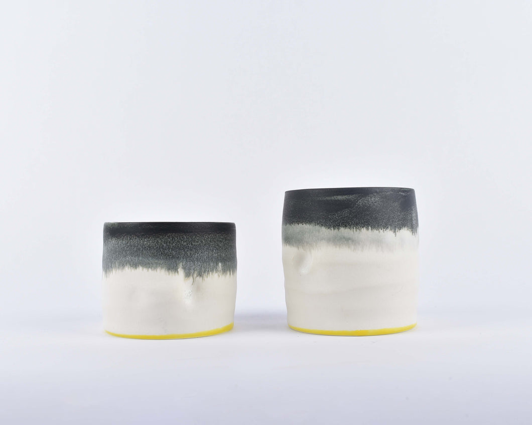 哈利画廊 商店 Online // Kyra Cane -迷你利摩日陶瓷壶——黑白相间的陶瓷壶，带有明黄色的细节