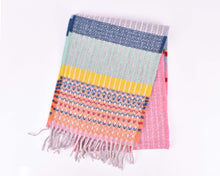 将图像加载到库查看器中, 哈利画廊 商店 Online // 华莱士#西维尔设计的羔羊毛围巾. 靛蓝色、桃红色和粉红色.
