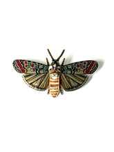 加载图像到画廊查看器，梅兰妮·汤姆林森-波特兰蛾子胸针
