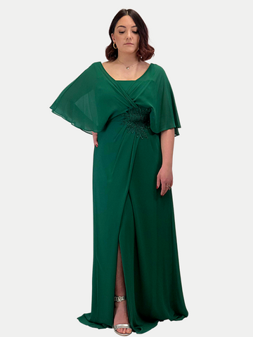 Abito lungo curvy in chiffon con ricamo in vita e mantellina