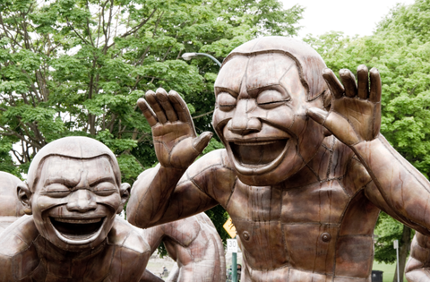 laughing statues faces