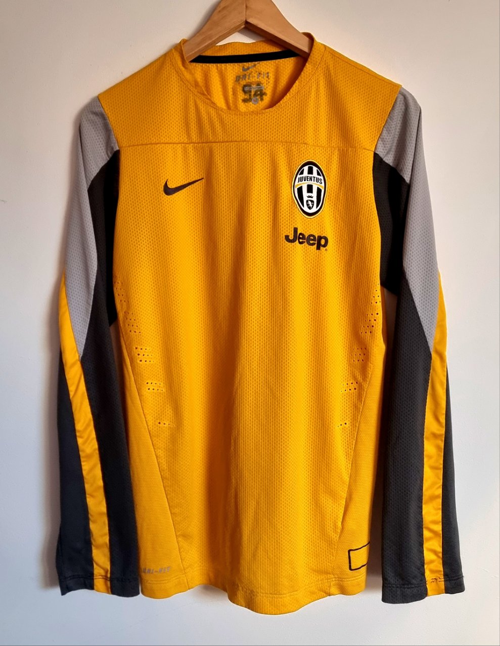 neef kapitalisme premie Nike Juventus 13/14 Player Issue Training Top Medium – Granny's Football  Store
