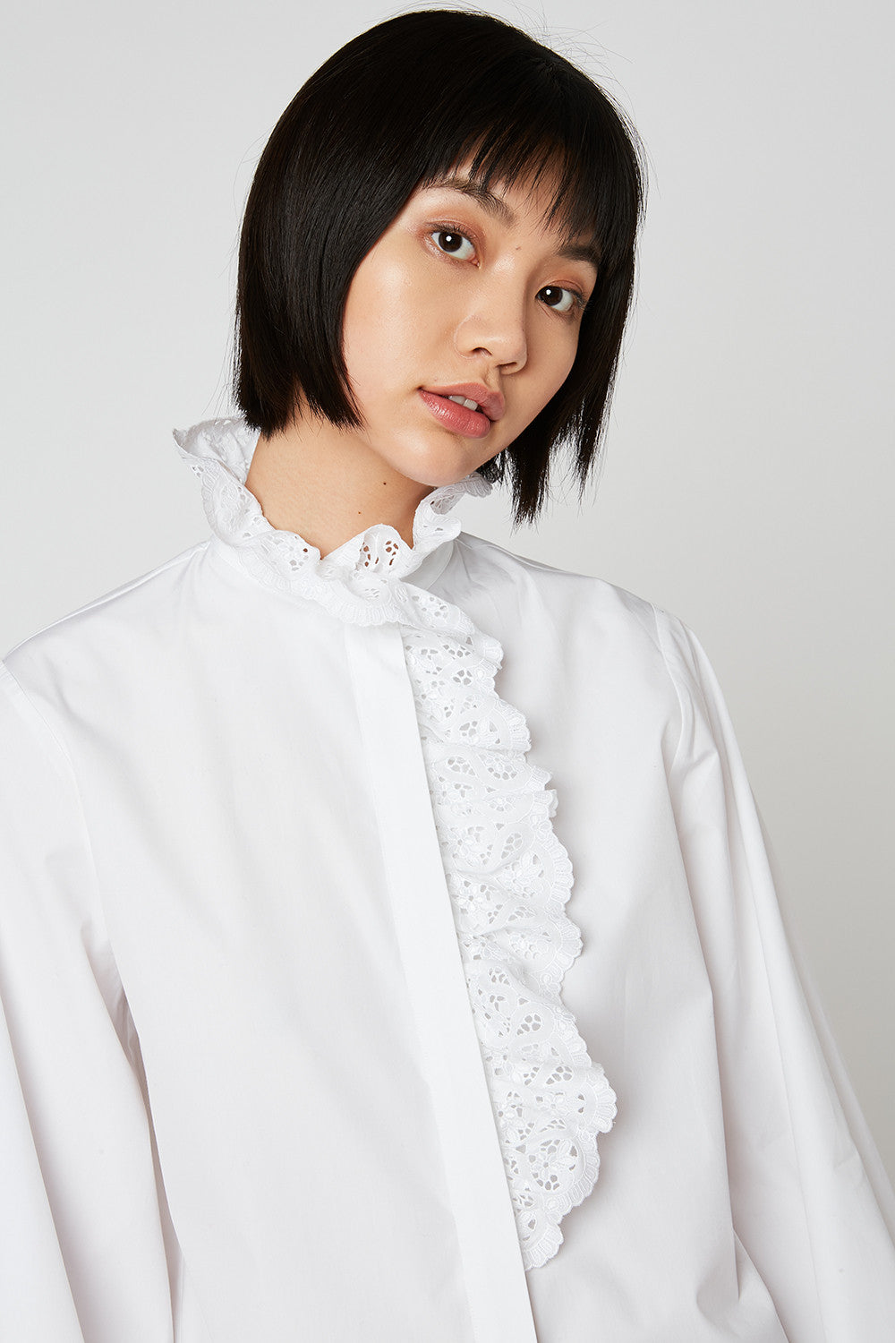 Blouse en popeline avec volants et broderies anglaises