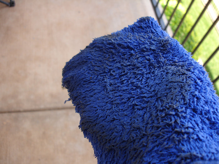 Dirty microfiber side of a blue Klaren Kleanmitt