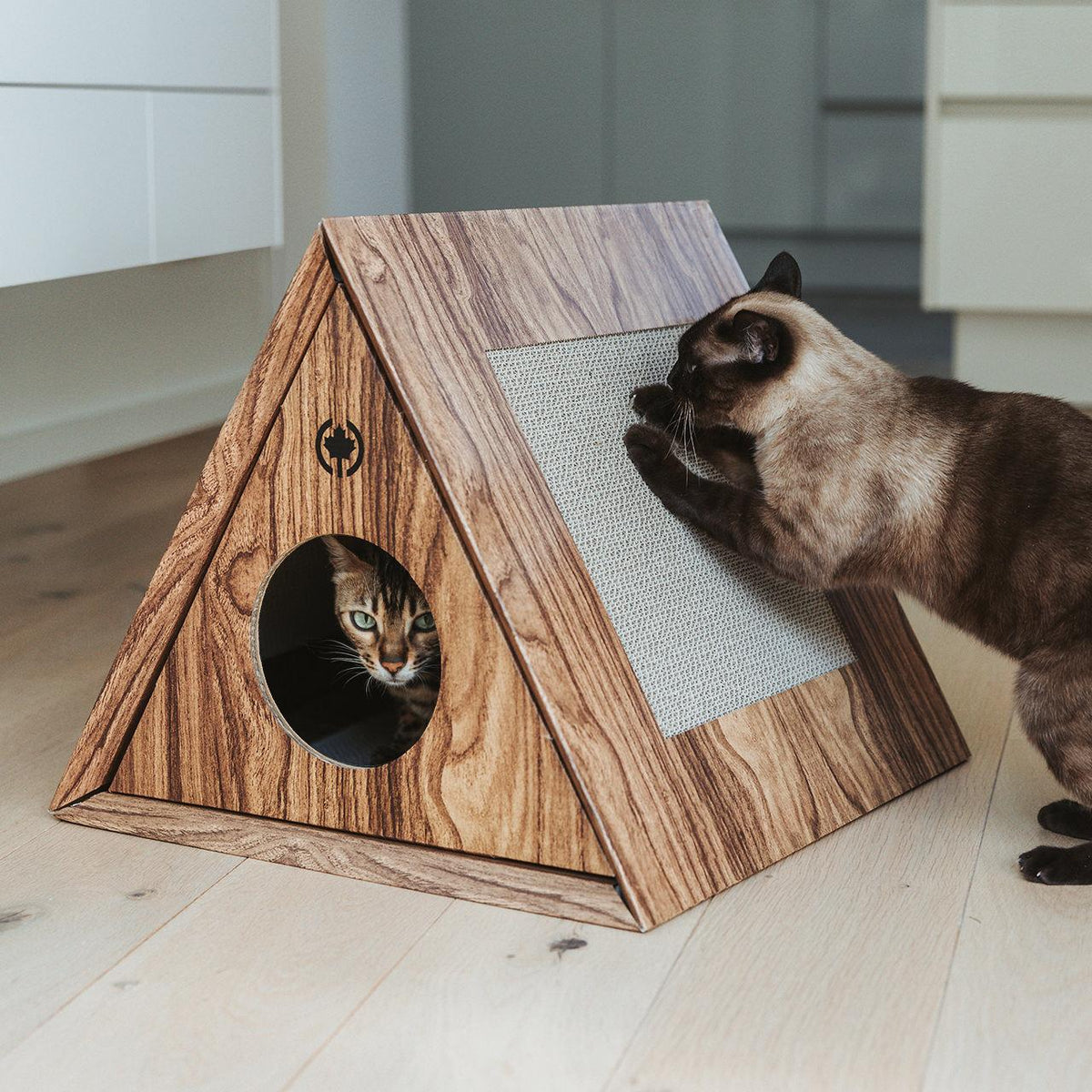 zin uitzondering Met opzet Canadian Cat Triangle huis katten krab- en slaapmeubel - duurzaam hoog –  huiskat.nl