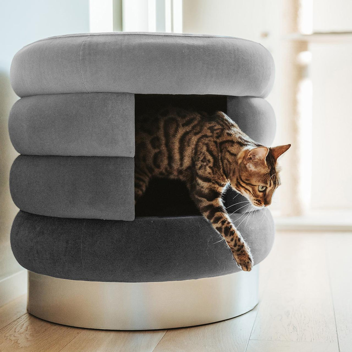 Digitaal residentie opstelling De Kattengrot Choupette poef en kattenmand ineen! 58 x 59 cm in 2 kleu –  huiskat.nl