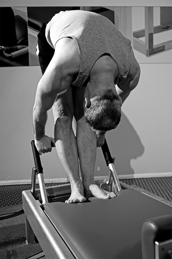 Gratz Gallery | Peter Fiasca performing the Advanced Tendon Stretch exercise on the Universal Reformer