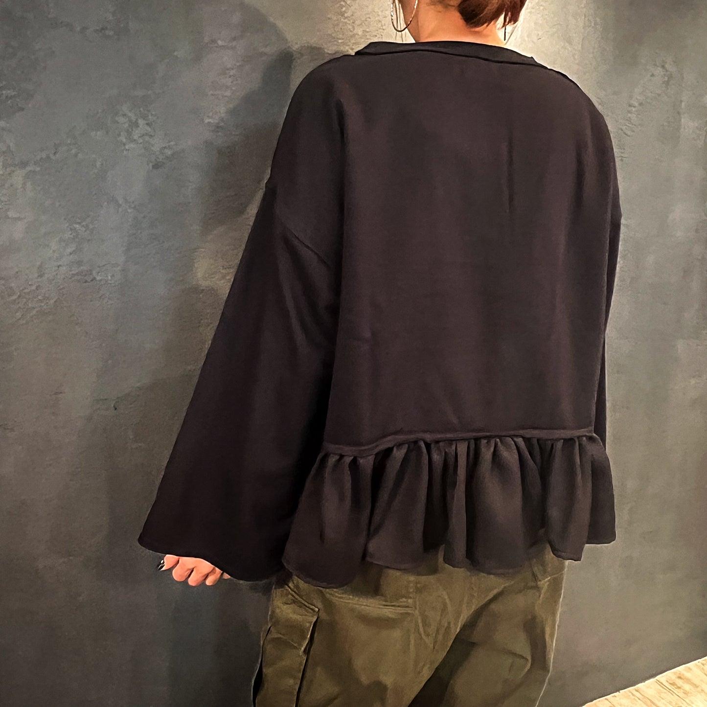 "裏起毛"フリルロゴトップス