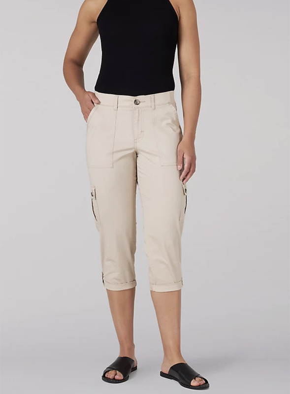 LEE WOMEN'S FLEX TO GO RELAXED FIT CARGO CAPRI IN OXFORD TAN