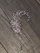 Load image into Gallery viewer, Groom Boutonniere Feather brooch, Alternative flower, Wedding Buttonhole Pin.  Wedding Boutonnière
