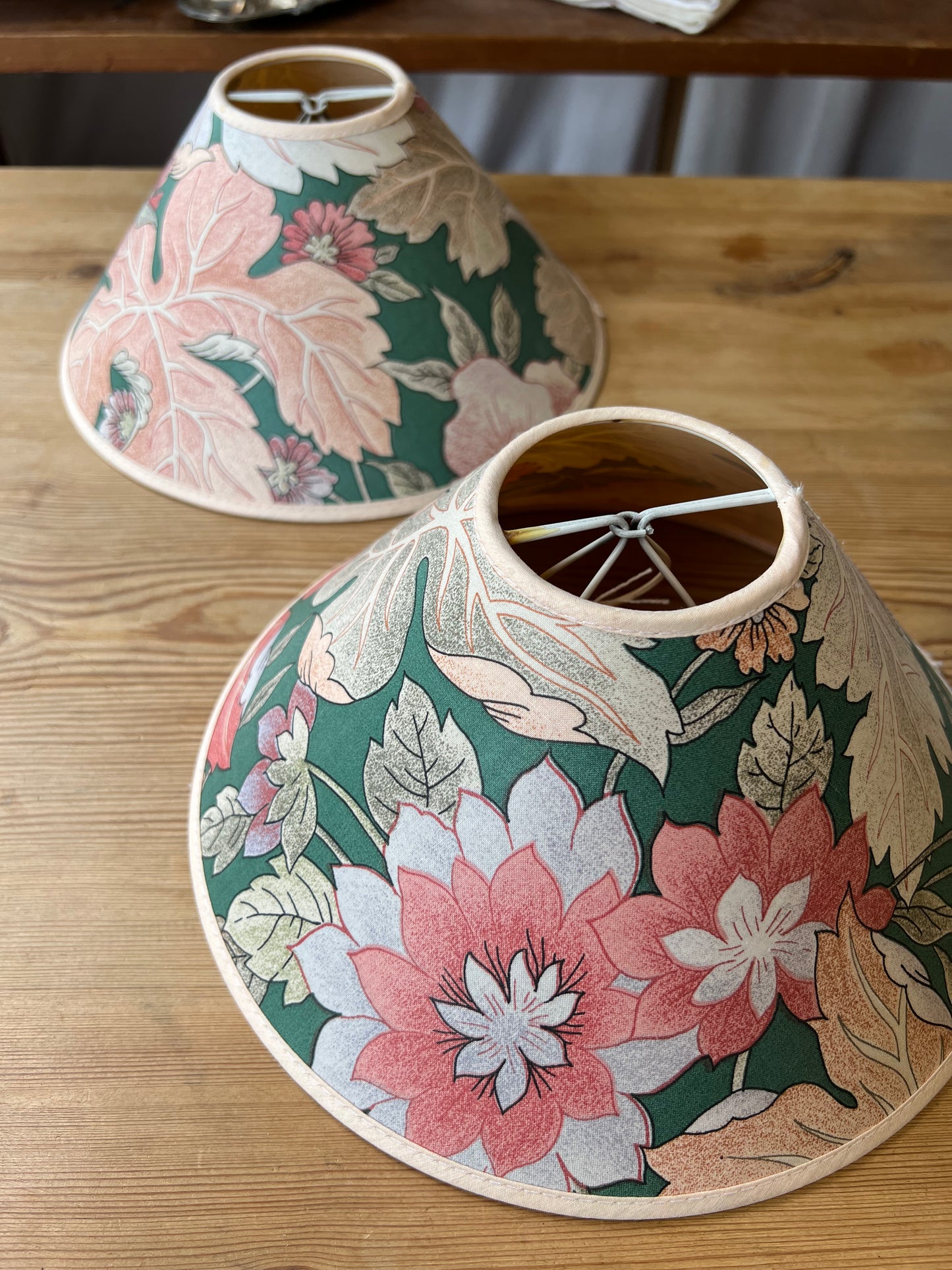 Paret lampskärmar i blommigt