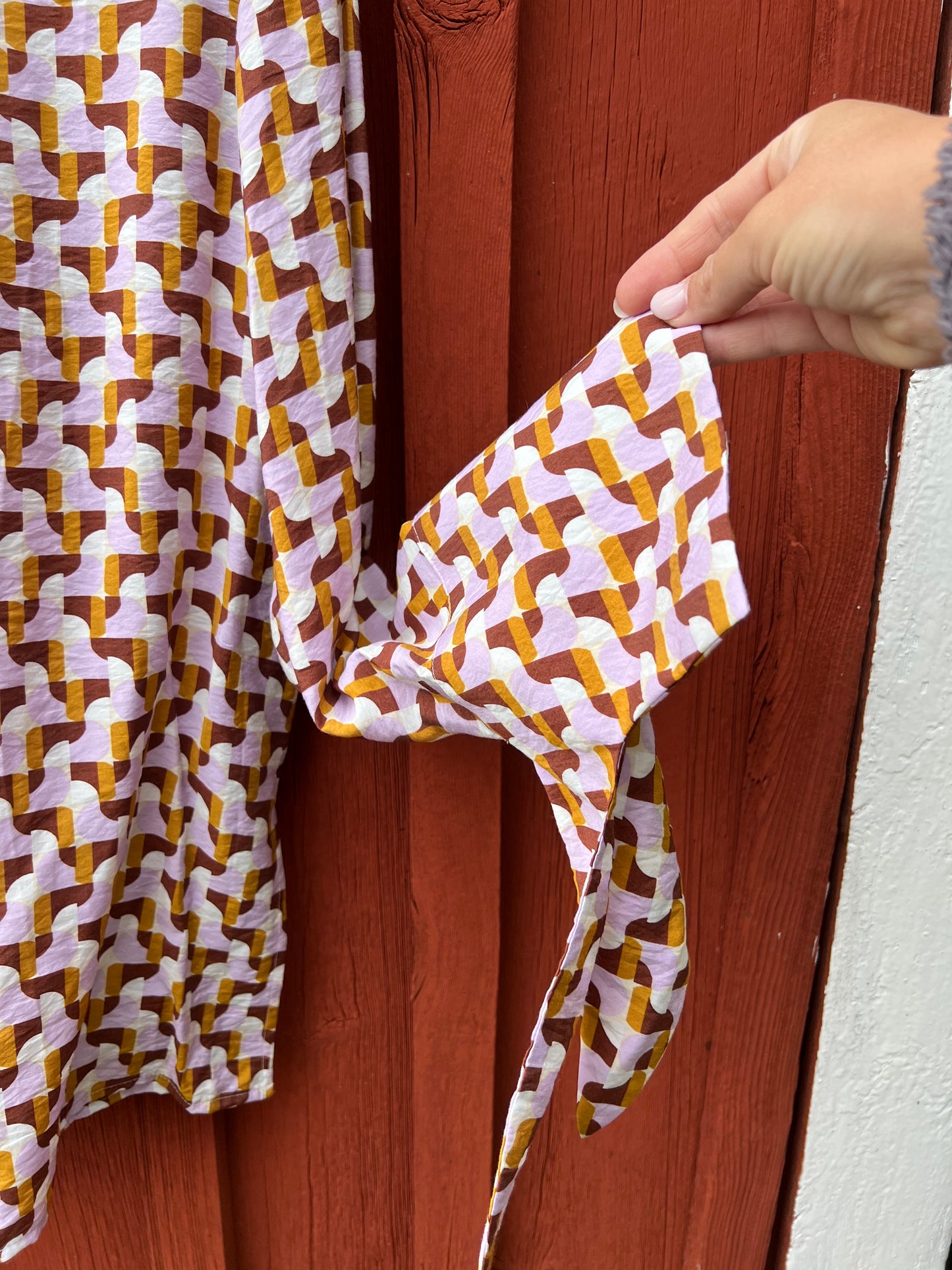 Blus i lila och brunt mönster