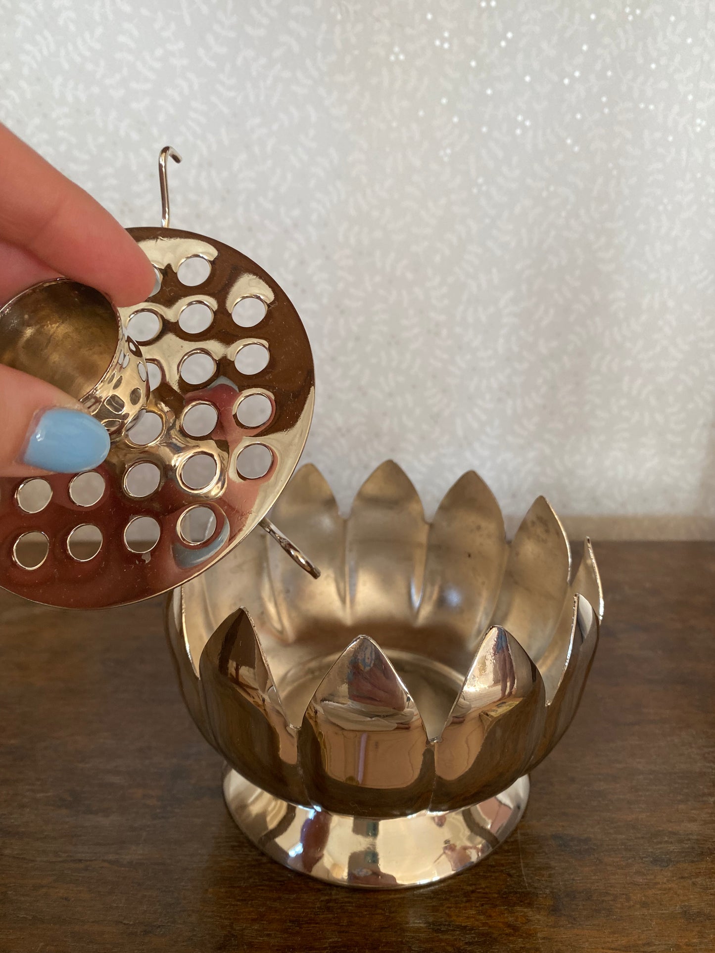 Näckrosformad ljusstake med blomsterfakir/kruka