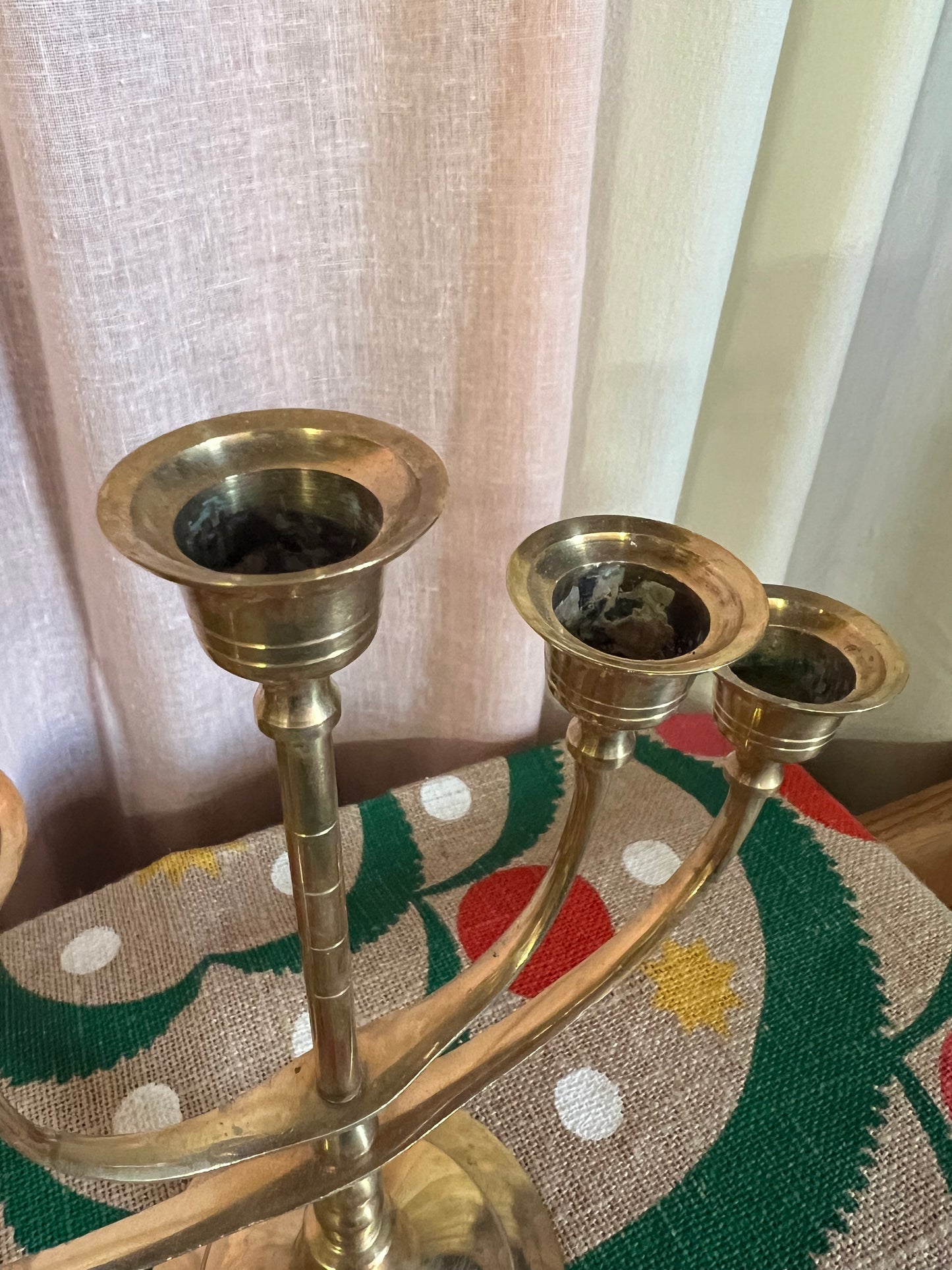 Mässingsljusstake på fot för fem kronljus