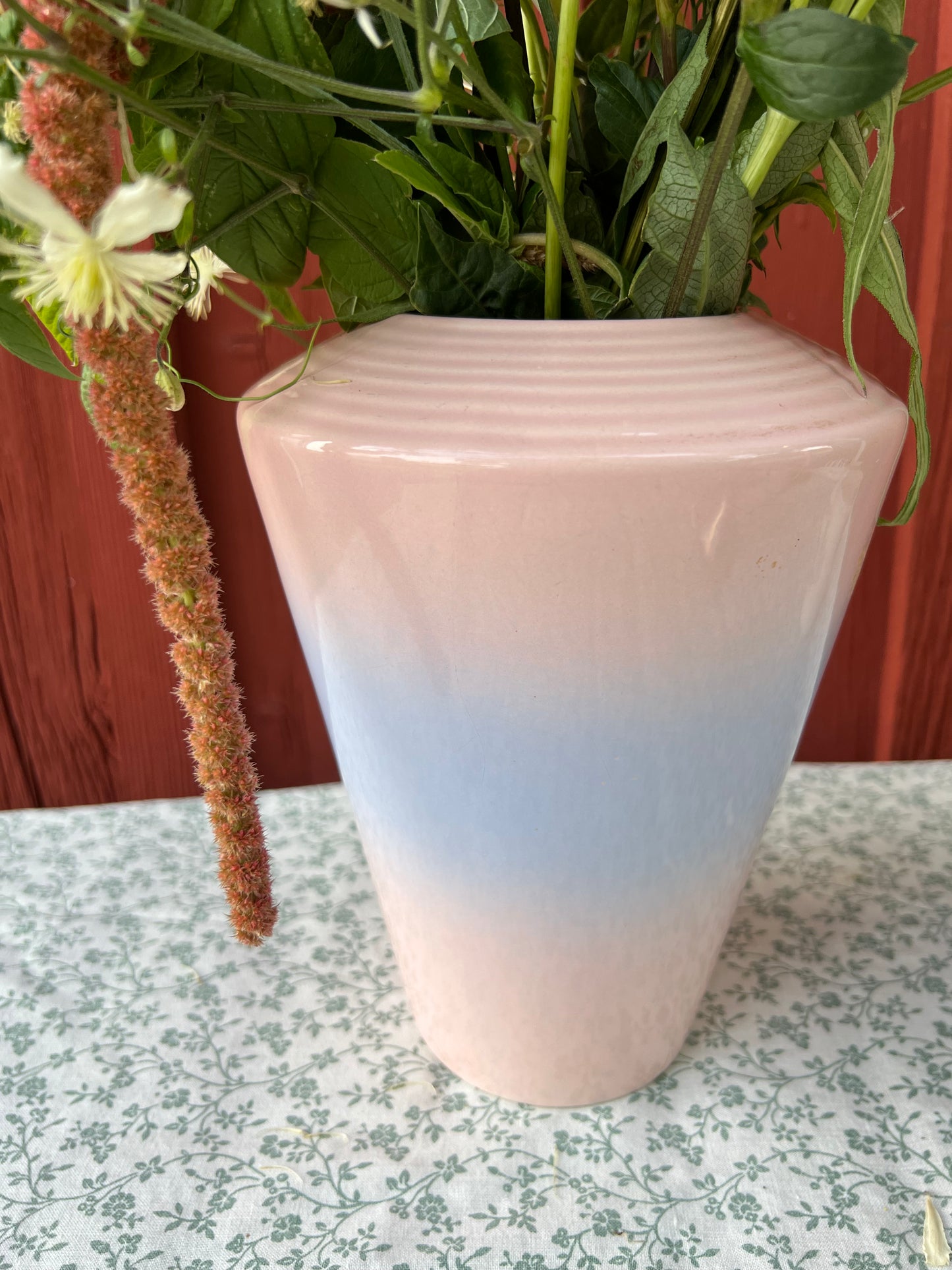 Vacker porslinsvas i rosa och blått