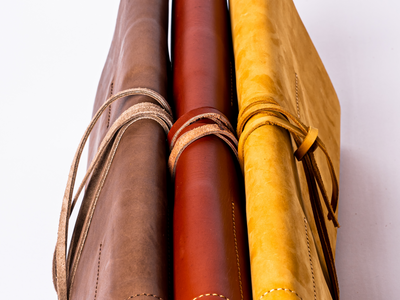 皮革工具卷显示在3种颜色:棕色，红色和金色.