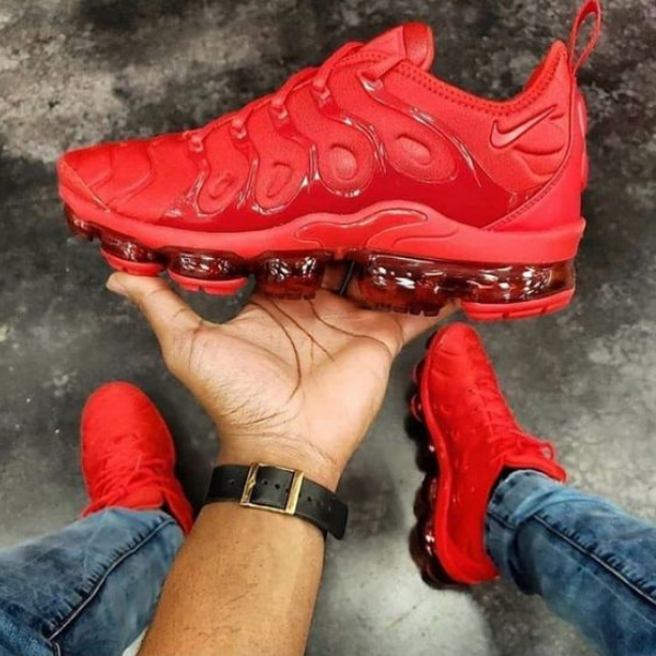 NIKE VAPORMAX PLUS TRIPLE –