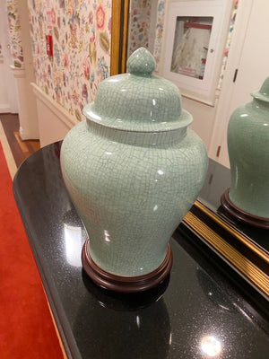2 个绿色东方风格花瓶/瓮