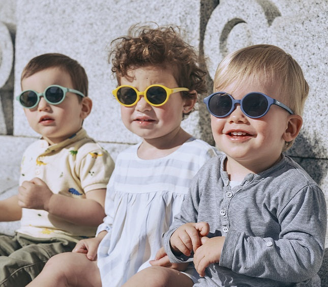 estudiante universitario Tarjeta postal demanda Gafas de sol para bebés, niños y adultos Mustela - Diseño de gafas by  PARAFINA