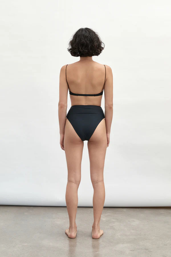 Fine Strap Almond Top Black