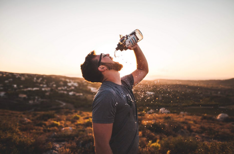 Drink plenty of water in the summer, how to avoid dehydration while hiking in the heat