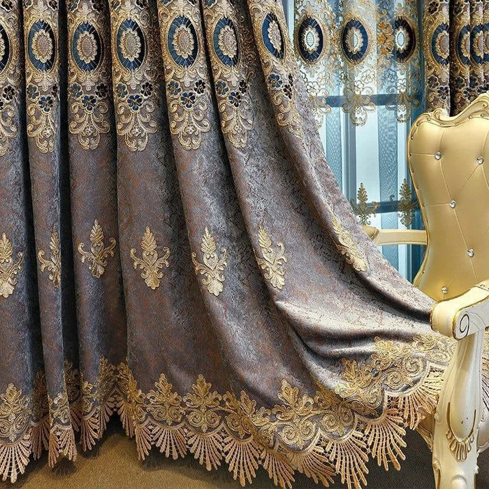 Rideaux élégants avec broderies dorées, idéal pour ajouter une touche de sophistication à votre intérieur. Ce design raffiné complète parfaitement une décoration classique et luxueuse, transformant votre espace de vie avec style et élégance.