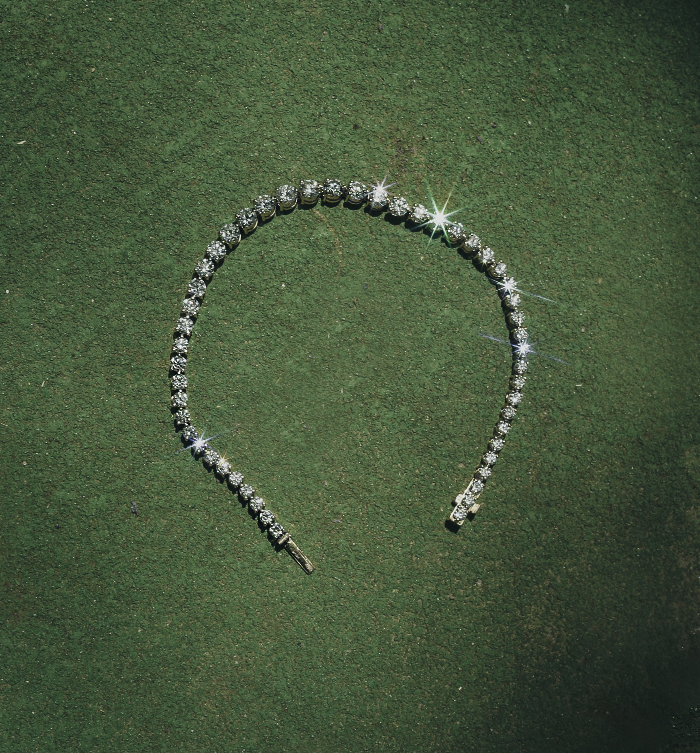 High Luxury Jewelry. Graduated tennis bracelet 6ct.