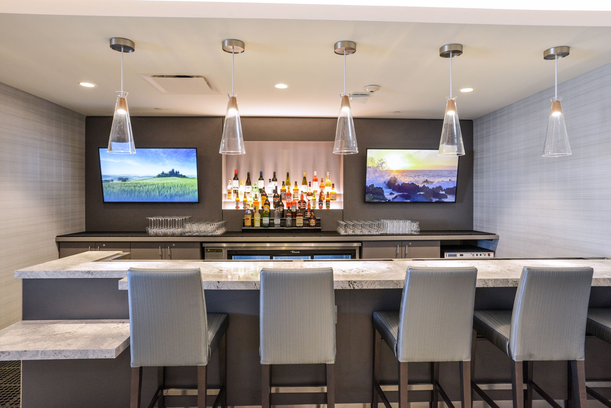 blaas gat Schrijfmachine Kaal The Club, Pittsburgh, Concourse C – The Club Airport Lounges