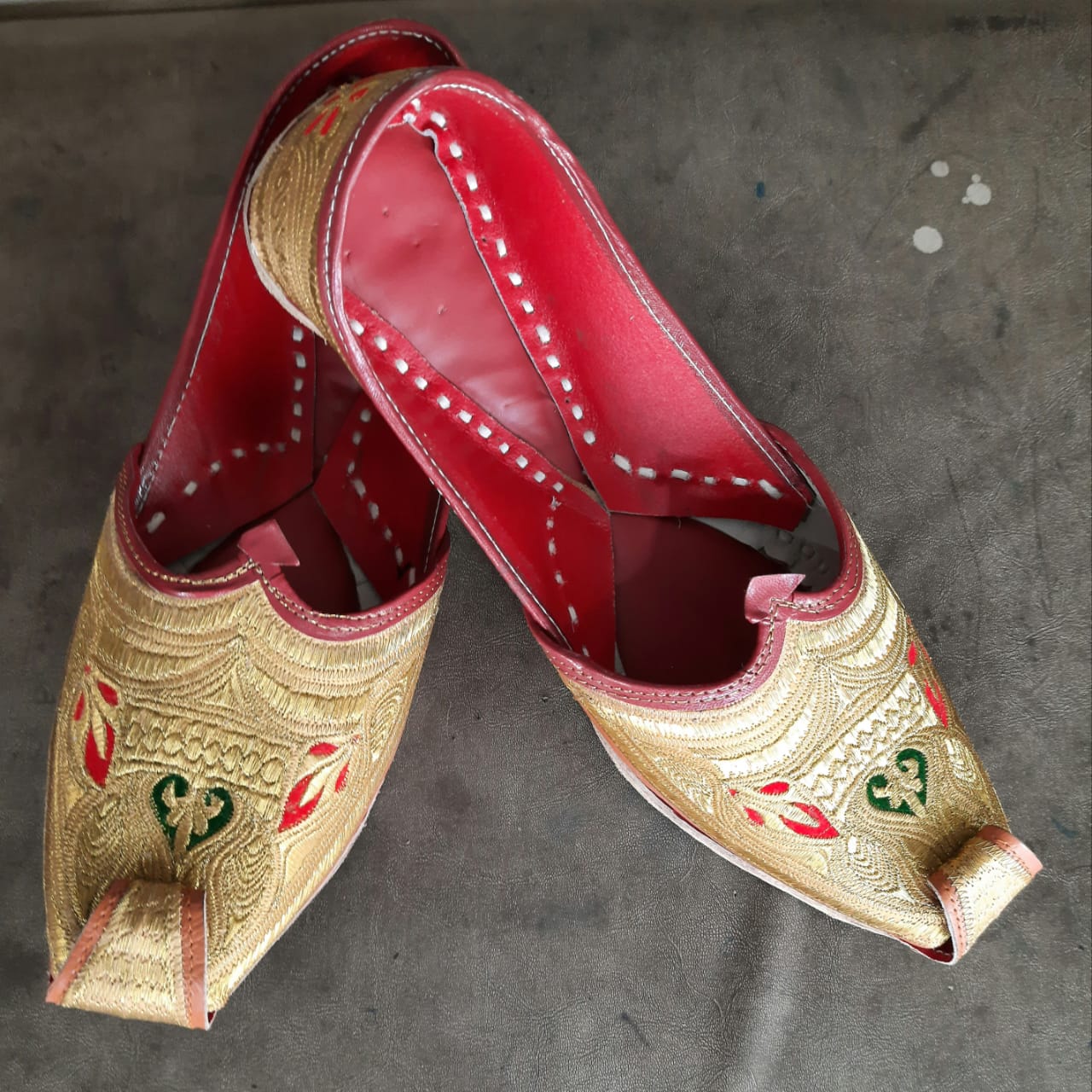Golden Handmade Tilla Work Traditional Leather Jalsa Jutti - TYPES OF PUNJABI JUTTI