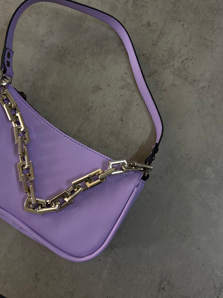 Bag with short chain handle