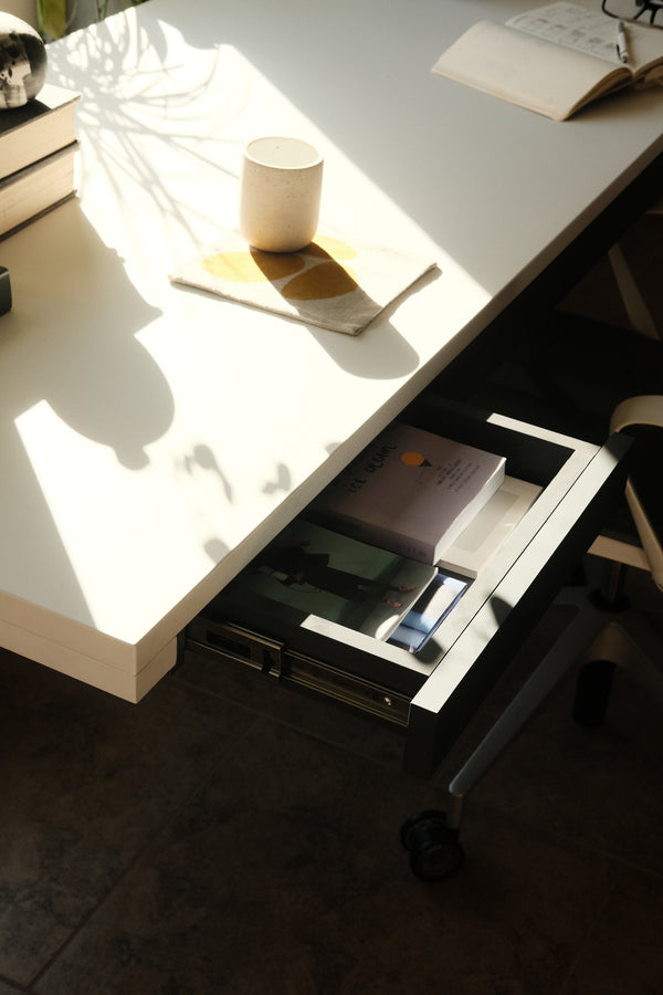 北方风格的开放式书桌抽屉在早晨的阳光.