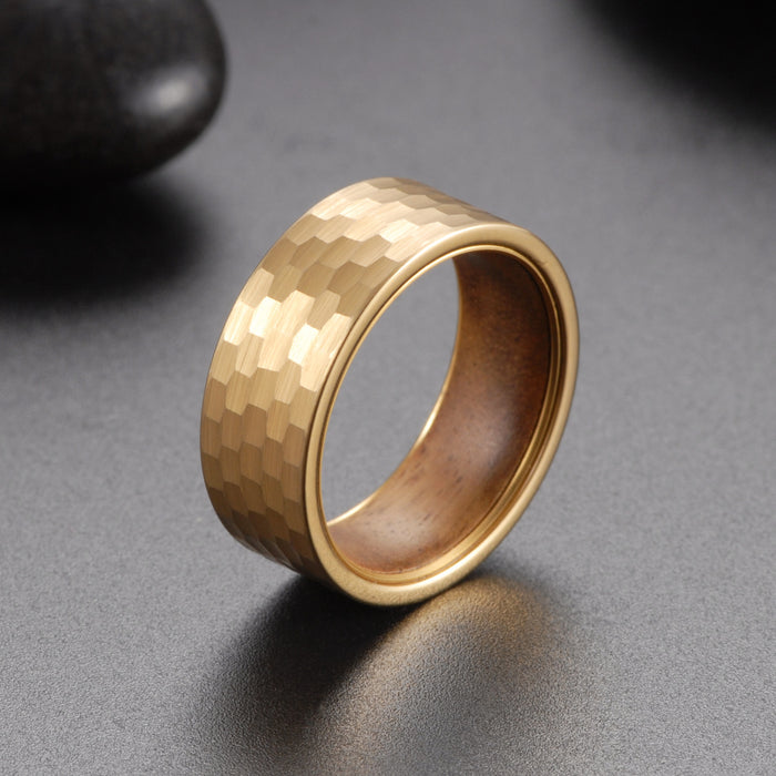 Bague en tungstène martelé et bois de wengé en or