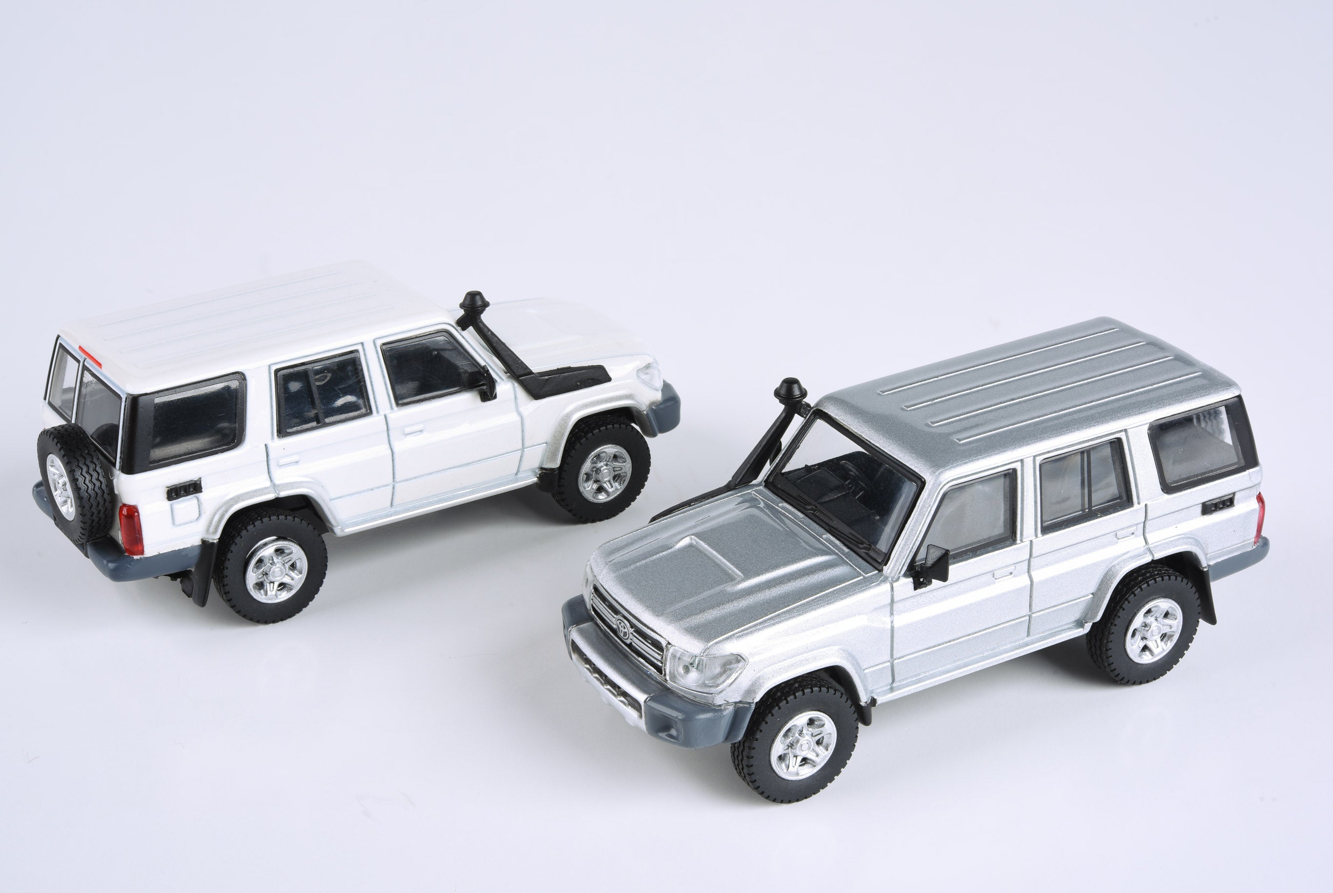 Paragon Para64 1:64 Toyota Land Cruiser 76 Set of 2 White & Silver