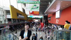 The exhibition hall was enormous! 