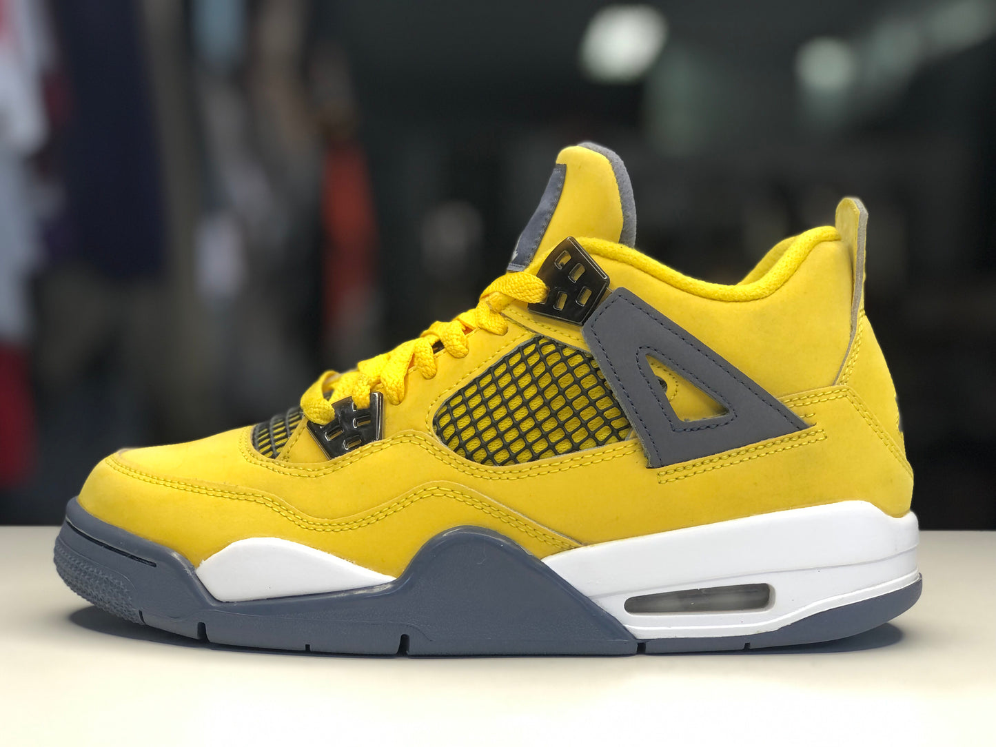 Jordan 4 Lightning "2021" size 7Y