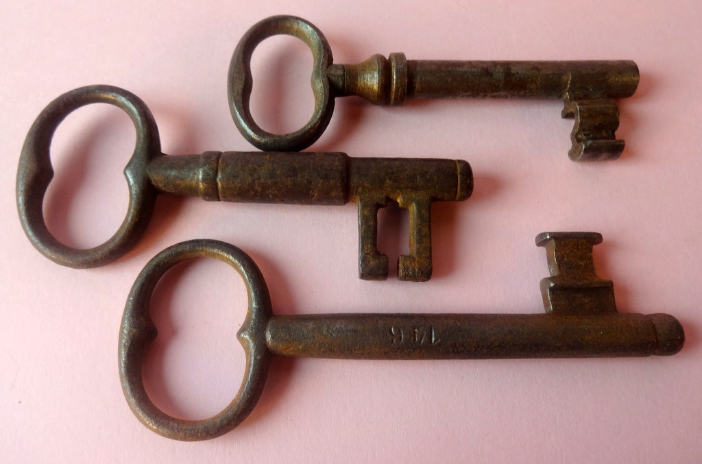 3 nøgler af jern Antik 44