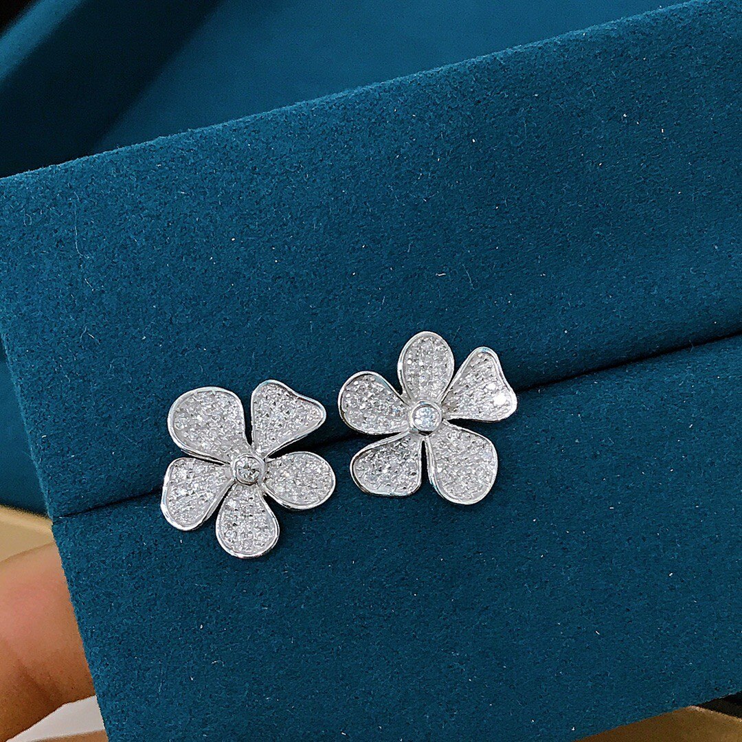 flower diamond earrings in 18k white gold