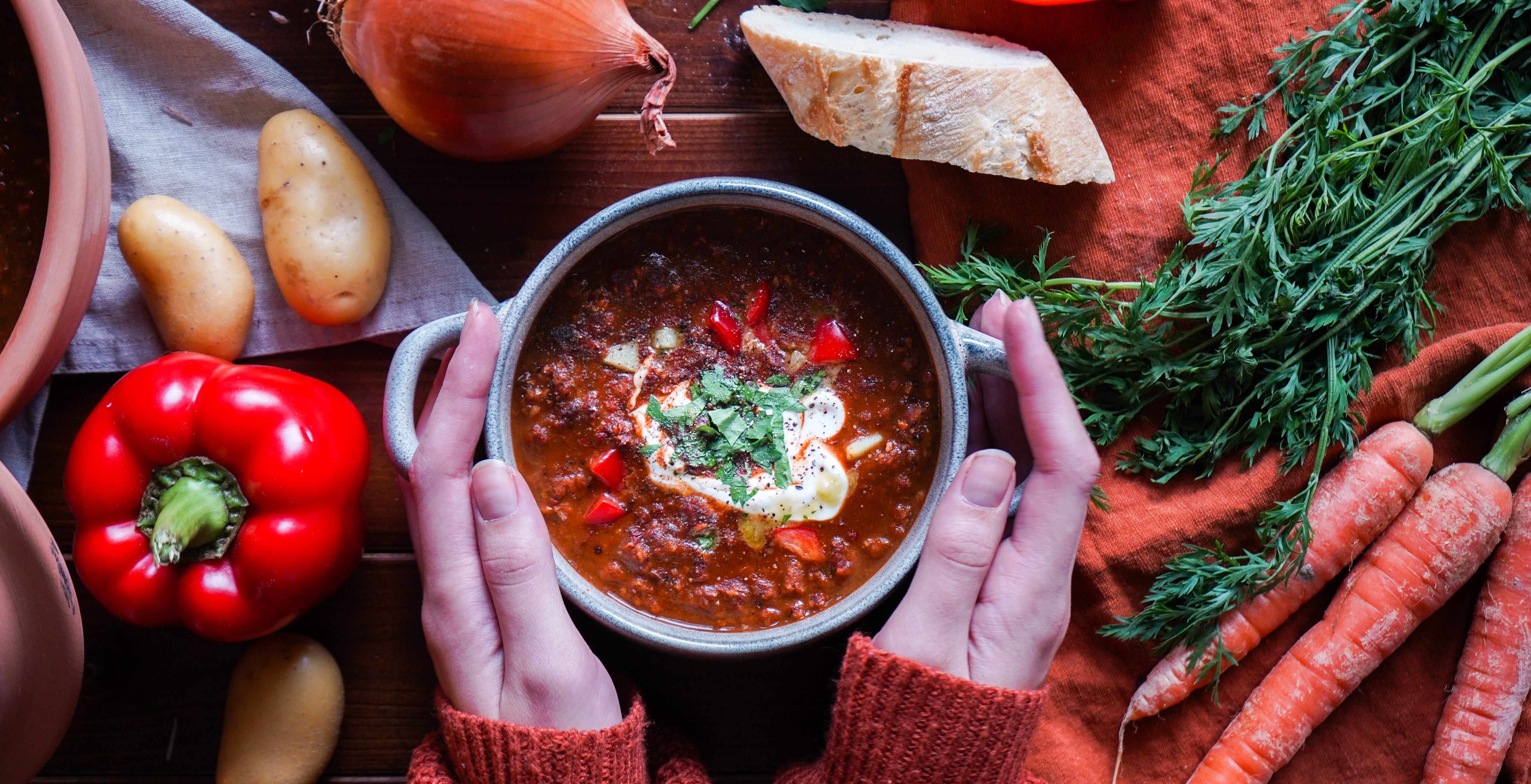 vegan goulashsoep met brood en groenten